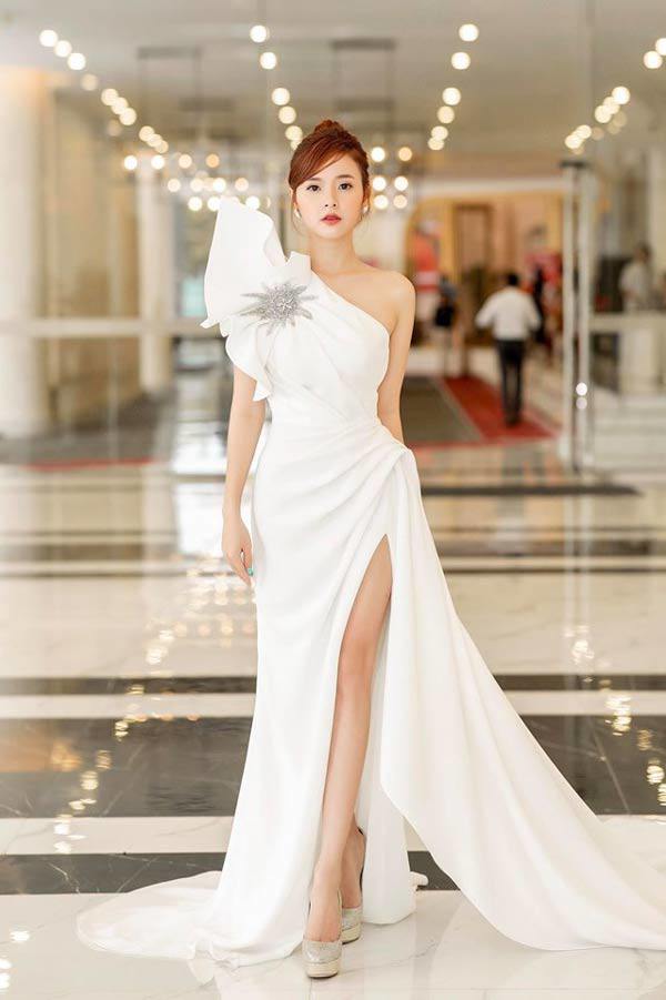 Chung đụng váy áo, Đỗ Mỹ Linh và Midu mỗi người một vẻ, vẹn cả mười phân - 3