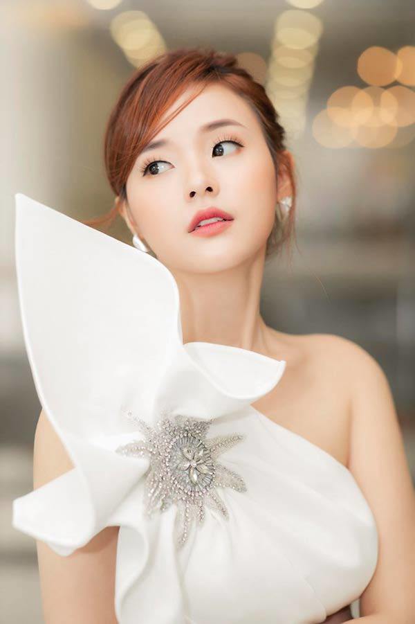 Chung đụng váy áo, Đỗ Mỹ Linh và Midu mỗi người một vẻ, vẹn cả mười phân - 4