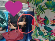 Tin tức - Người phụ nữ cầm tăm nhọn để ngăn bé trai dựa vào mình trên xe buýt gây tranh cãi