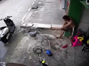 Khoảnh khắc người đàn ông tự cứu mình khỏi điện giật gây sốt