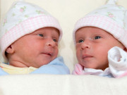 Bà bầu - Cặp đôi châu Á chi tiền tỉ làm IVF, ngày sinh "ngơ ngác" vì hai con da trắng mắt xanh