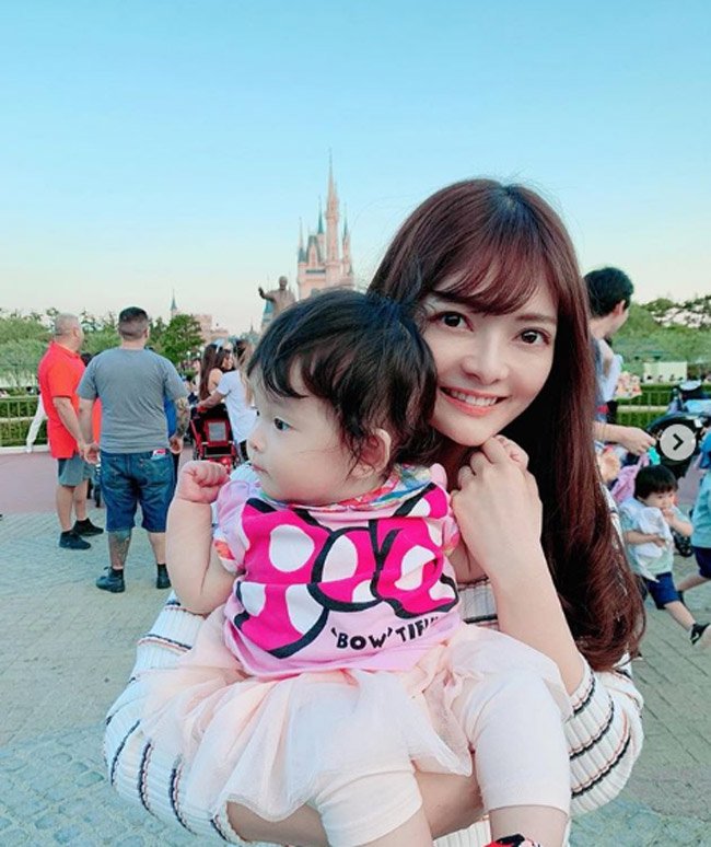 Mỹ nữ khiến đàn ông “bấn loạn” hóa ra là mẹ bỉm sữa, nhìn mặt con còn bất ngờ hơn - 12