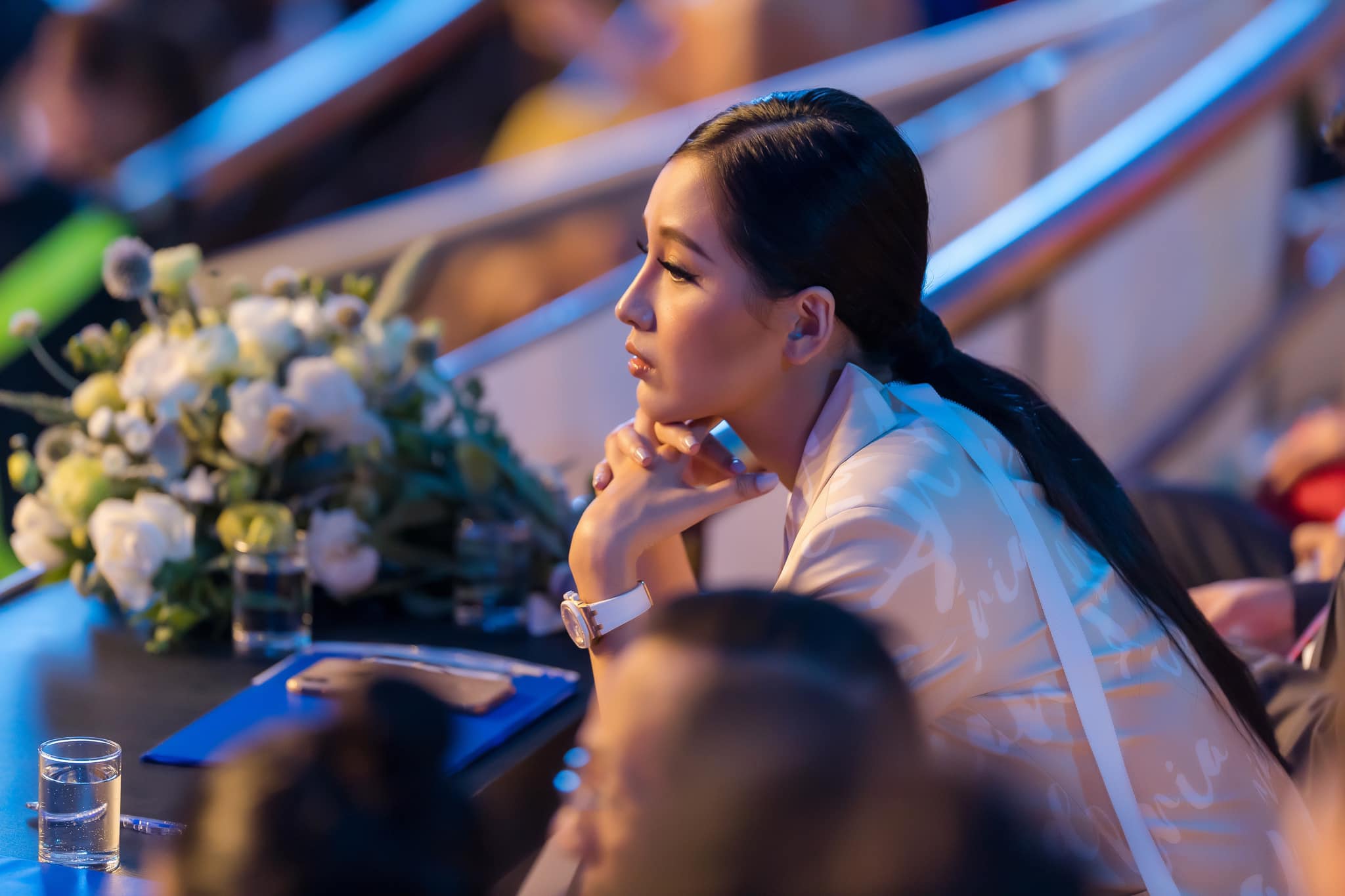 Đẳng cấp Mai Phương Thuý: Diện vest xẻ ngực lộ nội y mà không ai chê trách! - 1