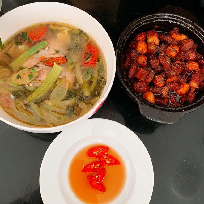 Nữ ca sĩ nóng bỏng lấy chồng xong bỗng biết nấu ăn, mẹ cô lại lo cho con rể vì... - 9