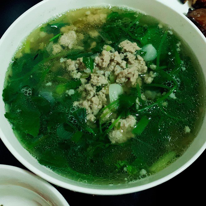 Nữ ca sĩ nóng bỏng lấy chồng xong bỗng biết nấu ăn, mẹ cô lại lo cho con rể vì... - 11