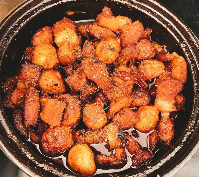 Nữ ca sĩ nóng bỏng lấy chồng xong bỗng biết nấu ăn, mẹ cô lại lo cho con rể vì... - 8