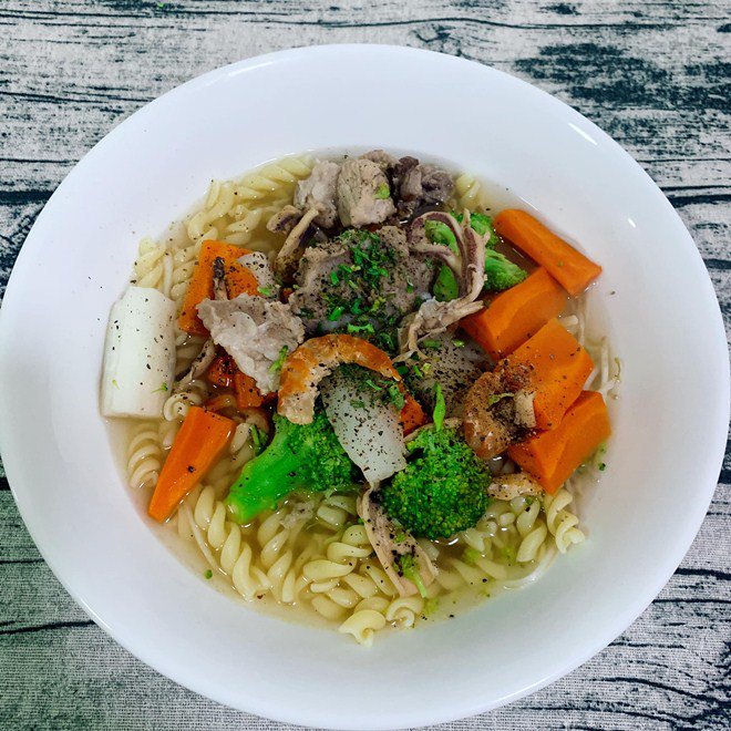 Nữ ca sĩ nóng bỏng lấy chồng xong bỗng biết nấu ăn, mẹ cô lại lo cho con rể vì... - 5