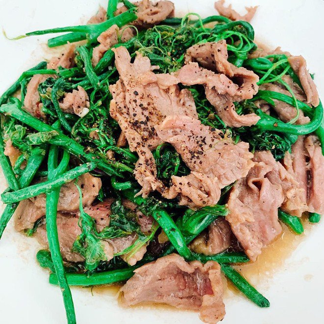 Nữ ca sĩ nóng bỏng lấy chồng xong bỗng biết nấu ăn, mẹ cô lại lo cho con rể vì... - 6