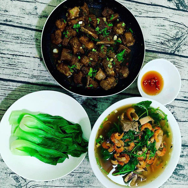 Nữ ca sĩ nóng bỏng lấy chồng xong bỗng biết nấu ăn, mẹ cô lại lo cho con rể vì... - 4