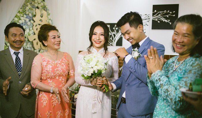 Nữ ca sĩ nóng bỏng lấy chồng xong bỗng biết nấu ăn, mẹ cô lại lo cho con rể vì... - 14