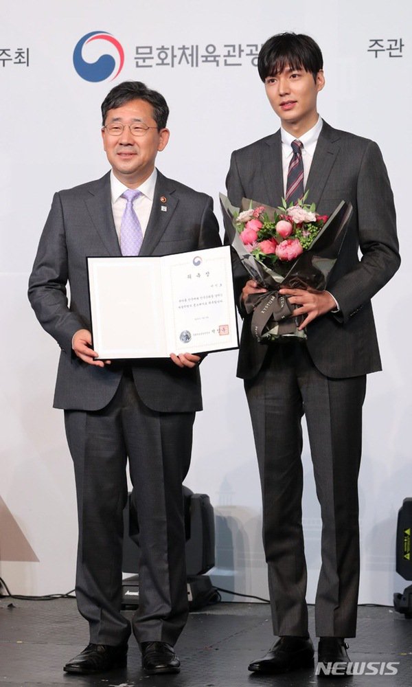 Vừa xuất ngũ, Lee Min Ho đã gây sốt với đôi chân dài nhưng sống mũi mới nổi bật - 1