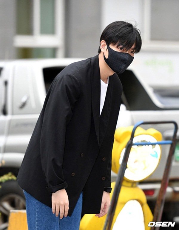 Vừa xuất ngũ, Lee Min Ho đã gây sốt với đôi chân dài nhưng sống mũi mới nổi bật - 9