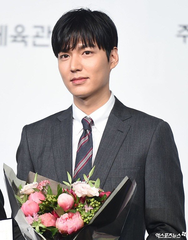 Vừa xuất ngũ, Lee Min Ho đã gây sốt với đôi chân dài nhưng sống mũi mới nổi bật - 4