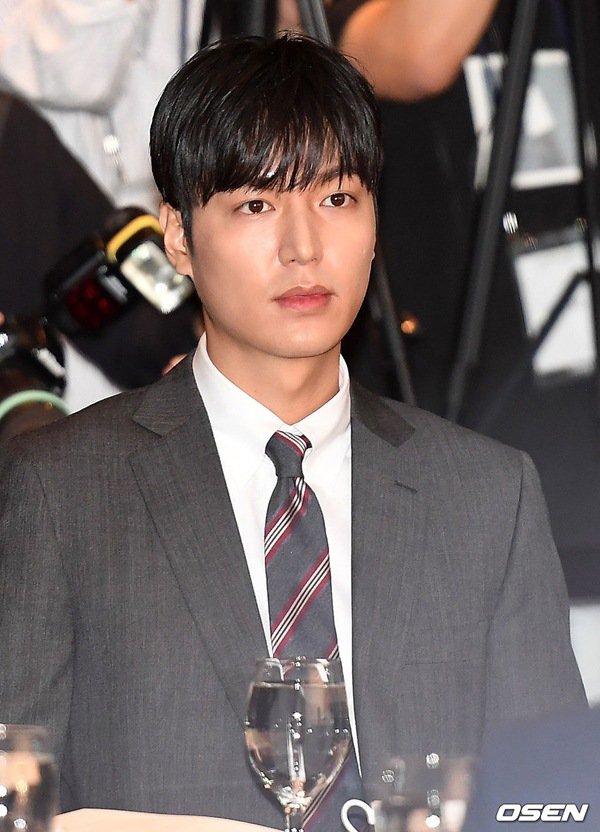 Vừa xuất ngũ, Lee Min Ho đã gây sốt với đôi chân dài nhưng sống mũi mới nổi bật - 5