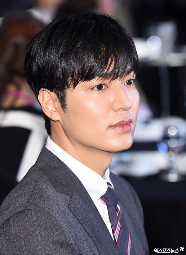 Vừa xuất ngũ, Lee Min Ho đã gây sốt với đôi chân dài nhưng sống mũi mới nổi bật - 6