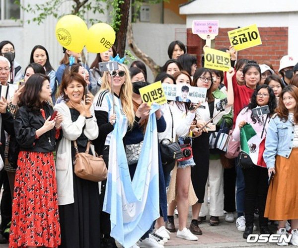 Vừa xuất ngũ, Lee Min Ho đã gây sốt với đôi chân dài nhưng sống mũi mới nổi bật - 8