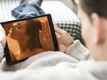 Mượn điện thoại bạn trai vào mạng, tôi giật mình phát hiện lịch sử truy cập lạ