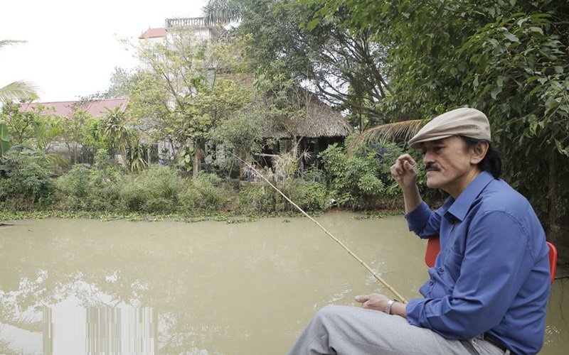 Nghệ sĩ Giang Còi có sở thích câu cá nên đào ao khá rộng.

