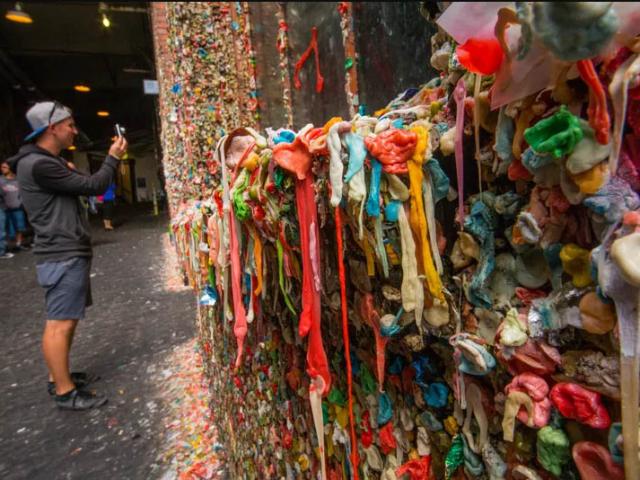 Những sự thật kỳ lạ về bức tường kẹo cao su có 1-0-2