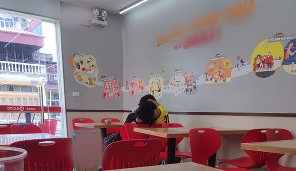 Cặp đôi ôm hôn ngấu nghiến, coi cửa hàng như chốn phòng the khiến dân mạng nóng mắt - 2