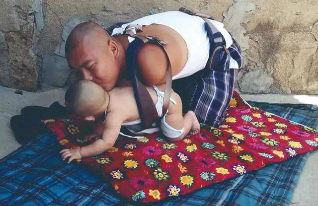 Khiếm khuyết hai cánh tay nhưng mấy ai chăm con thuần thục được như người đàn ông này! - 1