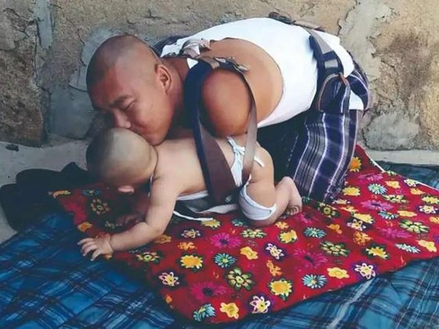 Khiếm khuyết hai cánh tay nhưng mấy ai chăm con thuần thục được như người đàn ông này!