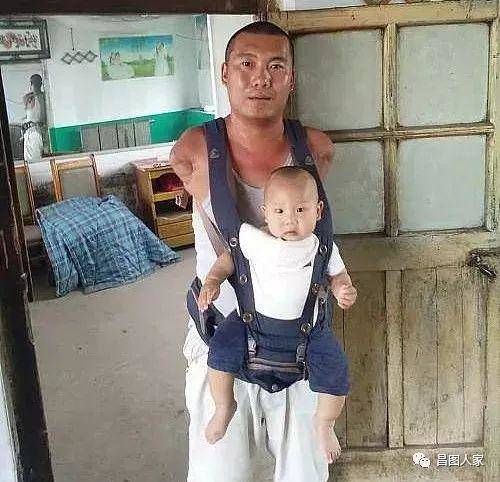 Khiếm khuyết hai cánh tay nhưng mấy ai chăm con thuần thục được như người đàn ông này! - 3