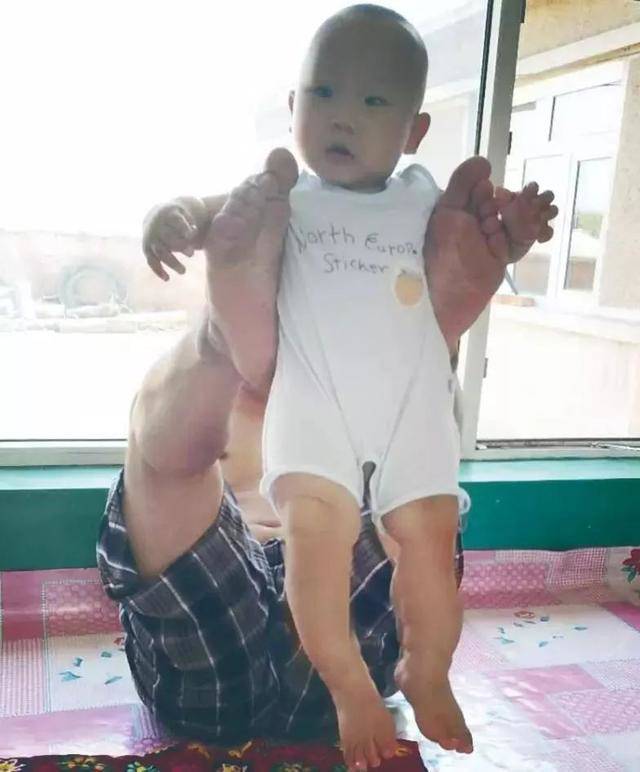 Khiếm khuyết hai cánh tay nhưng mấy ai chăm con thuần thục được như người đàn ông này! - 2