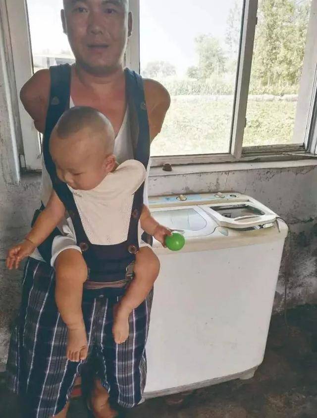 Khiếm khuyết hai cánh tay nhưng mấy ai chăm con thuần thục được như người đàn ông này! - 5