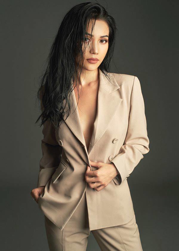 Mỹ nhân Việt bỗng biến thành amp;#34;người phụ nữ 2 lưngamp;#34; với vest không nội y - 11