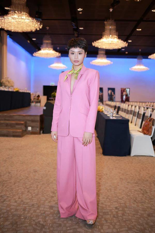 Mỹ nhân Việt bỗng biến thành amp;#34;người phụ nữ 2 lưngamp;#34; với vest không nội y - 4