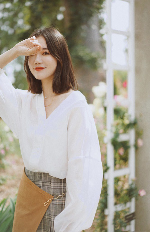 Tranh thủ HN mát rượi, chị em diện ngay áo blouse dài tay vừa xinh vừa giấu bắp tay thô - 1