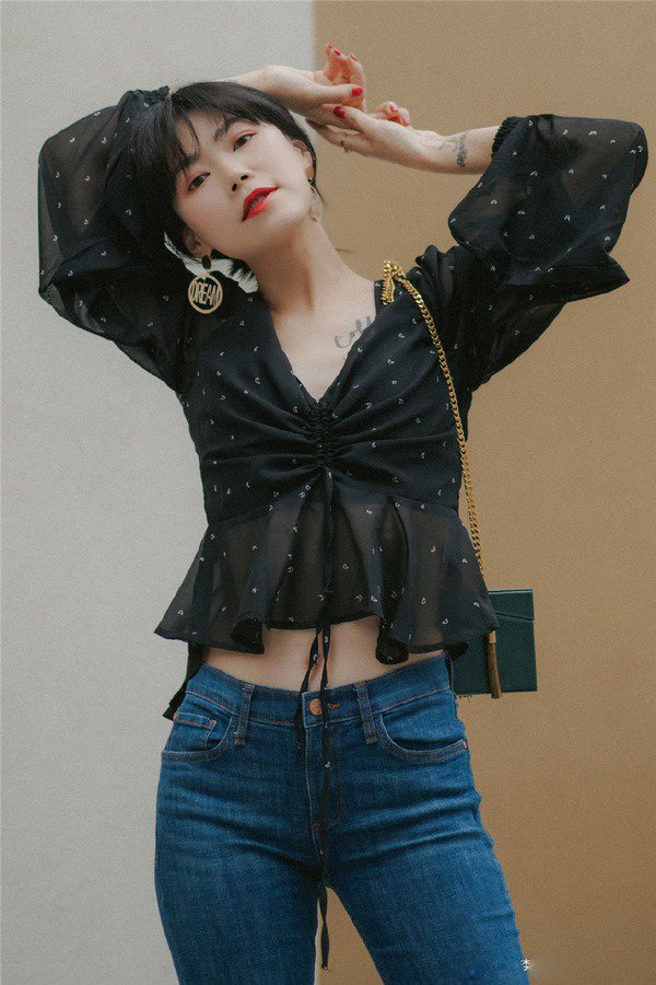Tranh thủ HN mát rượi, chị em diện ngay áo blouse dài tay vừa xinh vừa giấu bắp tay thô - 6