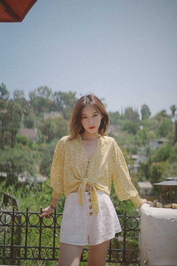 Tranh thủ HN mát rượi, chị em diện ngay áo blouse dài tay vừa xinh vừa giấu bắp tay thô - 11