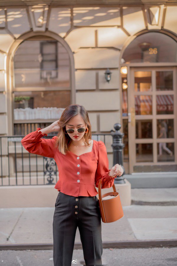 Tranh thủ HN mát rượi, chị em diện ngay áo blouse dài tay vừa xinh vừa giấu bắp tay thô - 5
