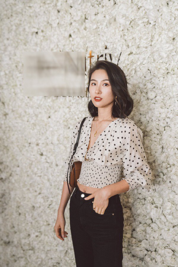 Tranh thủ HN mát rượi, chị em diện ngay áo blouse dài tay vừa xinh vừa giấu bắp tay thô - 7