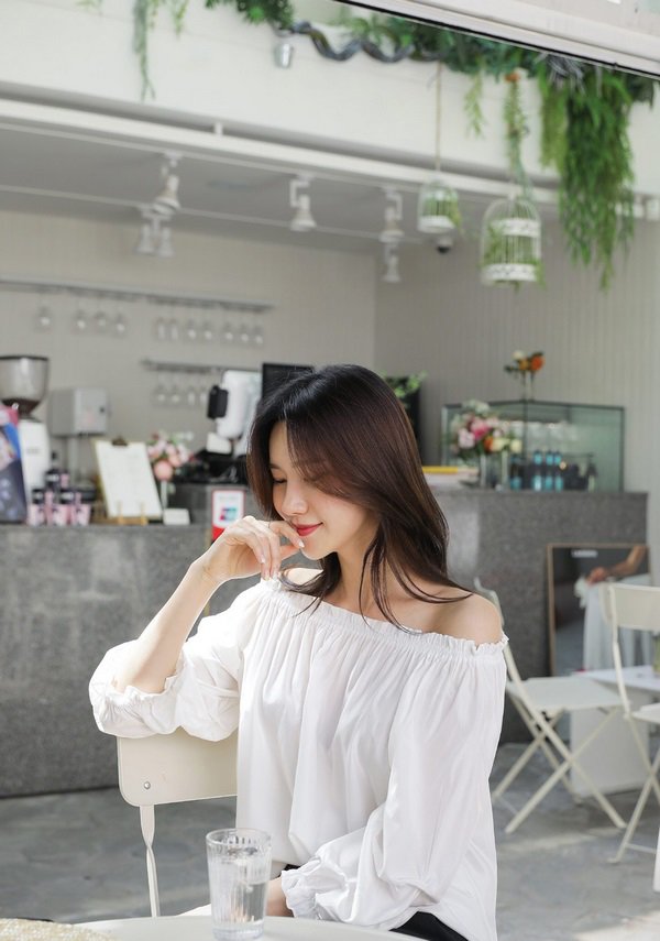Tranh thủ HN mát rượi, chị em diện ngay áo blouse dài tay vừa xinh vừa giấu bắp tay thô - 16