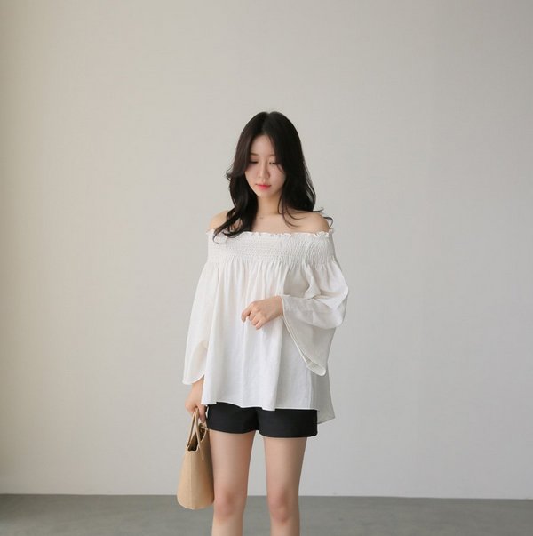 Tranh thủ HN mát rượi, chị em diện ngay áo blouse dài tay vừa xinh vừa giấu bắp tay thô - 13