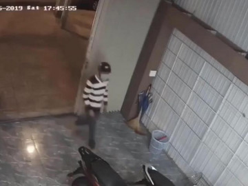 Nữ chủ nhà 'tung cước' khiến hai tên trộm SH bỏ chạy trối chết