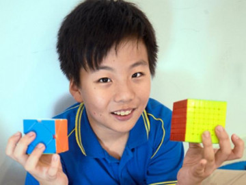 Cậu bé 11 tuổi, giải rubik bằng chân nhanh thứ 2 thế giới