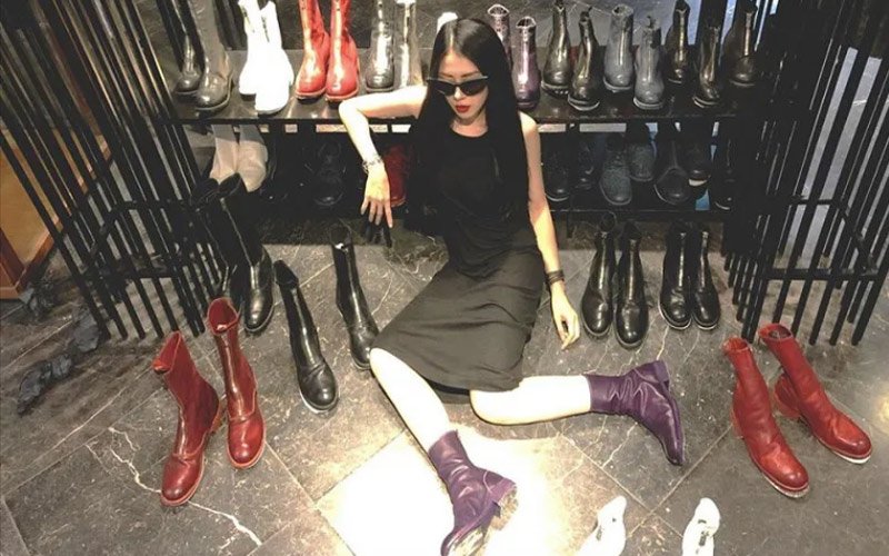 Mai Sương sở hữu BST giày siêu khủng mà đặc biệt là những đôi boots đắt giá. Ngoài ra cô còn sở hữu những chiếc túi xách phiên bản giới hạn của các nhà mốt danh tiếng thế giới mà không phải muốn mua cũng được. 
