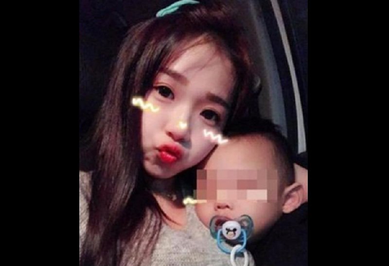 Người thứ hai là cô gái người Malaysia - Joey NG, từng nổi tiếng mạng xã hội với dòng chú thích cho bức ảnh chụp với con trai: "Kết hôn sớm không hề sai, miễn là có trách nhiệm với con cái".
