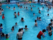 Tin tức - Bố đưa con gái vào nhà tắm nữ ở bể bơi: Bị coi là biến thái... cũng kệ