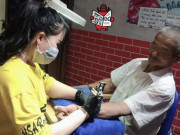 Tin tức - Ông cụ đi xăm, hai dòng chữ trên tay khiến người đọc xúc động