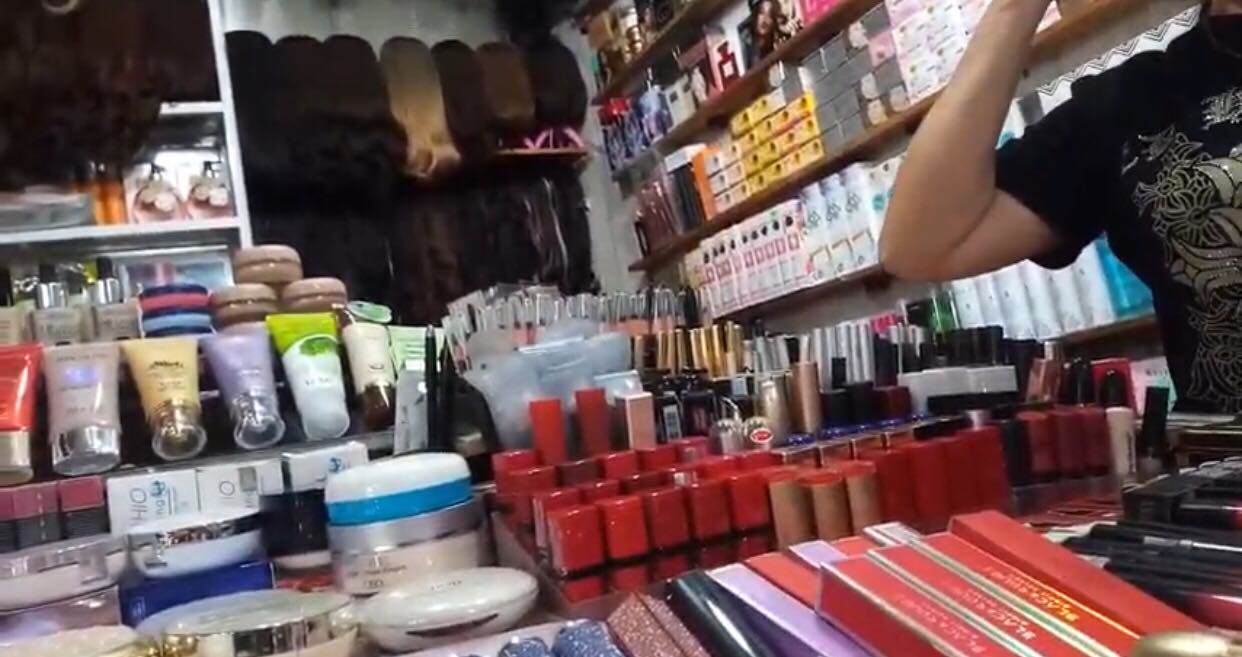Mua son Dior, Chanel, Mac tại chợ Nhà Xanh, chuyên gia cảnh báo nguy hại - 1