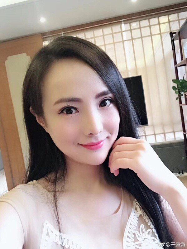 Ngôi sao 24/7: Từ amp;#34;nữ hoàng thích khoeamp;#34;, Can Lộ Lộ thay đổi khó ai nhận ra - 2