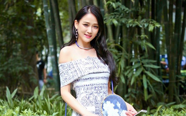 Thêm một người đẹp chứng minh: Đừng tin vào ảnh trên mạng, ảnh ngoài đời ngấn mỡ, nọng cằm - 2
