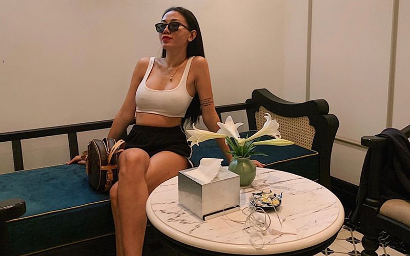 Cococheoli Phương Anh thường xuyên diện bikini, short cực ngắn, monion, crop top để giúp tỷ lệ hình thể trở nên hoàn hảo hơn, đồng thời những thiết kế này đều giúp cô ăn gian được chiều cao hạn chế của mình. 
