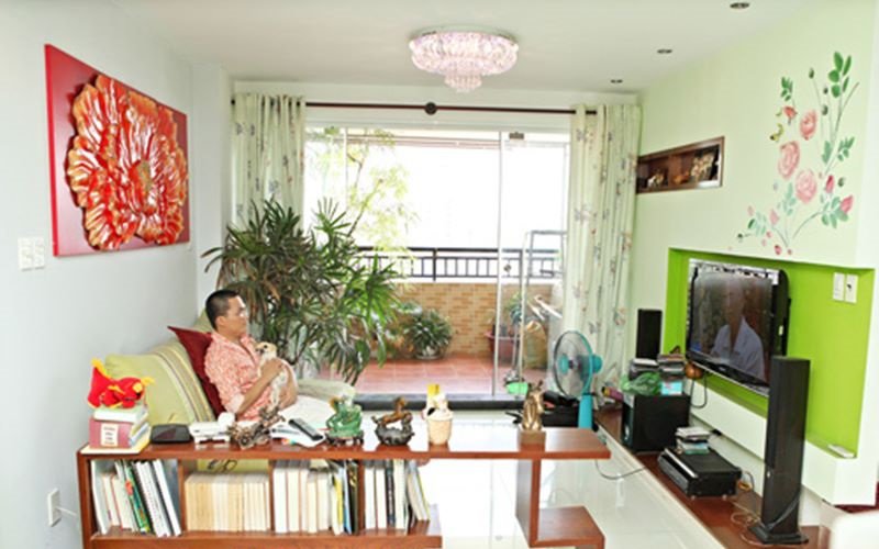 Trước đó, Đại Nghĩa sống ngôi nhà ở Nguyễn Trọng Tuyển, phường 10, quận Phú Nhuận, nơi anh đã sống suốt từ "thời con nít tắm mưa đến khi trưởng thành với biết bao kỷ niệm".
