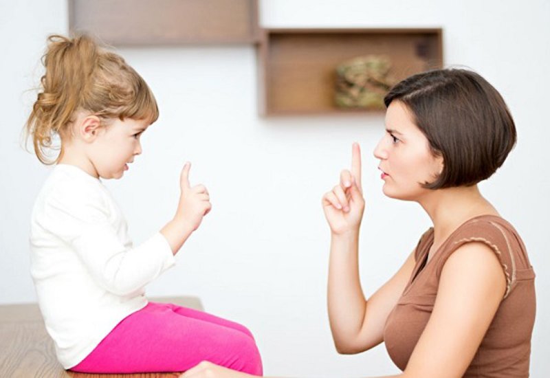 Tư thế đứng tốt nhất được các chuyên gia khuyên cha mẹ hãy áp dụng lúc này chính là đứng hoặc ngồi ngang tầm mắt của bé.
